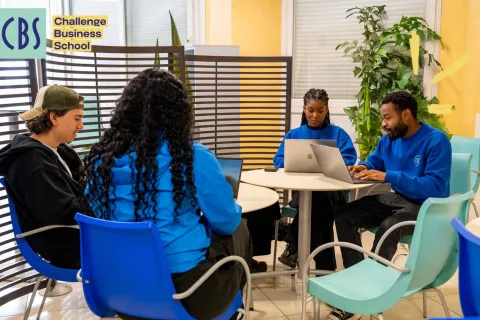 L'école leader de la relation client en alternance